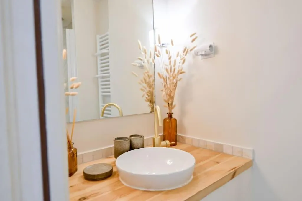 Apartamento 2 Bd Chic Loft, Historic Charm & Modern Amenities París 0*,  Francia