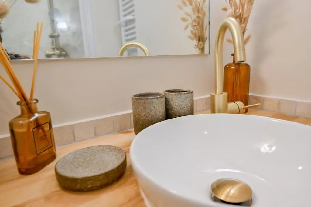 Apartamento 2 Bd Chic Loft, Historic Charm & Modern Amenities París